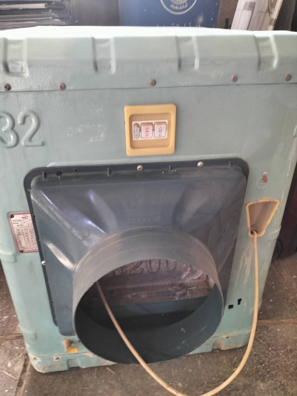 مكيف طنين الجي يشتغل بس الصيف يفصل باب أول القديم
مبردة حجم وسط شغال هواها بارد 
عنوان الحرية شارع 20 
***********
