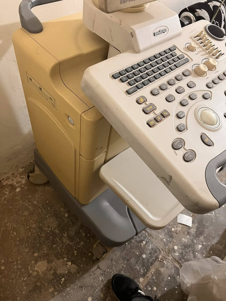 السلام عليكم  من رخصت الادمن عندي جهاز سونر صيني نوع سي سي 5000مستعمل قليل جهاز نضيف مع محتوياته ابروبات عددٍ اثنين جهاز للبيع سعر 40ورقه وبي مجال رقم ***********///***********
