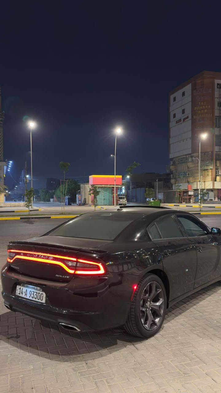 السلام عليكم بصلاه على محمد وال محمد دوج جارجر رالي موديل 17 اصل رقم بصره مميز بأسمي  وارد كندي داخله كفاله وبالعراق صار بيهه تبديل مدگر امامي ايمن بدون دواخل ولا ايرباك وبالفحص طلع مقسم انا ابيعلك صندوك مبدل وبلادي وبدون اي شي فقط جماليه والفحص موجود والجناي يعرف الجارجر نصبه وماشاء الله نصبتهه تخبل خصوصاً الكندي لايعلى عليه ونظافه حلوه كامله مكمله السياره مكينه جديده 6 سلندر تجي فرق احصنه عن العاديه يعني اسرع ماملعوب ولا مفتوحه والسياره مداريهه الا ابعد الحدود من دهن وبانزين وادامه كامله كل شهر المواصفات فول حالهه حال الGT وصوتهه حلو وشوته رياضيه وويل 20 بلادي رادارات جانبيه ماعدى  الرادار  الامامي مابيهه 
ودمام وسماعات بوس ودكمه سبورت شيفتات وفتحه عداد 260 مفتوح وبقيه مواصفات الفول وبالحقيقه احلى بعد وخصوصاً موديل ال17 مقدس وقوي نظافتهه ونصبتهه وصبغتهه احلى حتى من ال23 اخوان السياره للجنايه فقط والسياره مصروف عليهه رايدهه ب 230$ وبيهه مجال للشراي نشالله الي يشوفهه غاليه السوگ كلشي بي وماتوقع اكو بعد هيج نظافه وبهل موديل عنواني بصرة كوت الحجاج هـ*********** ابو الخصيب, البصرة
