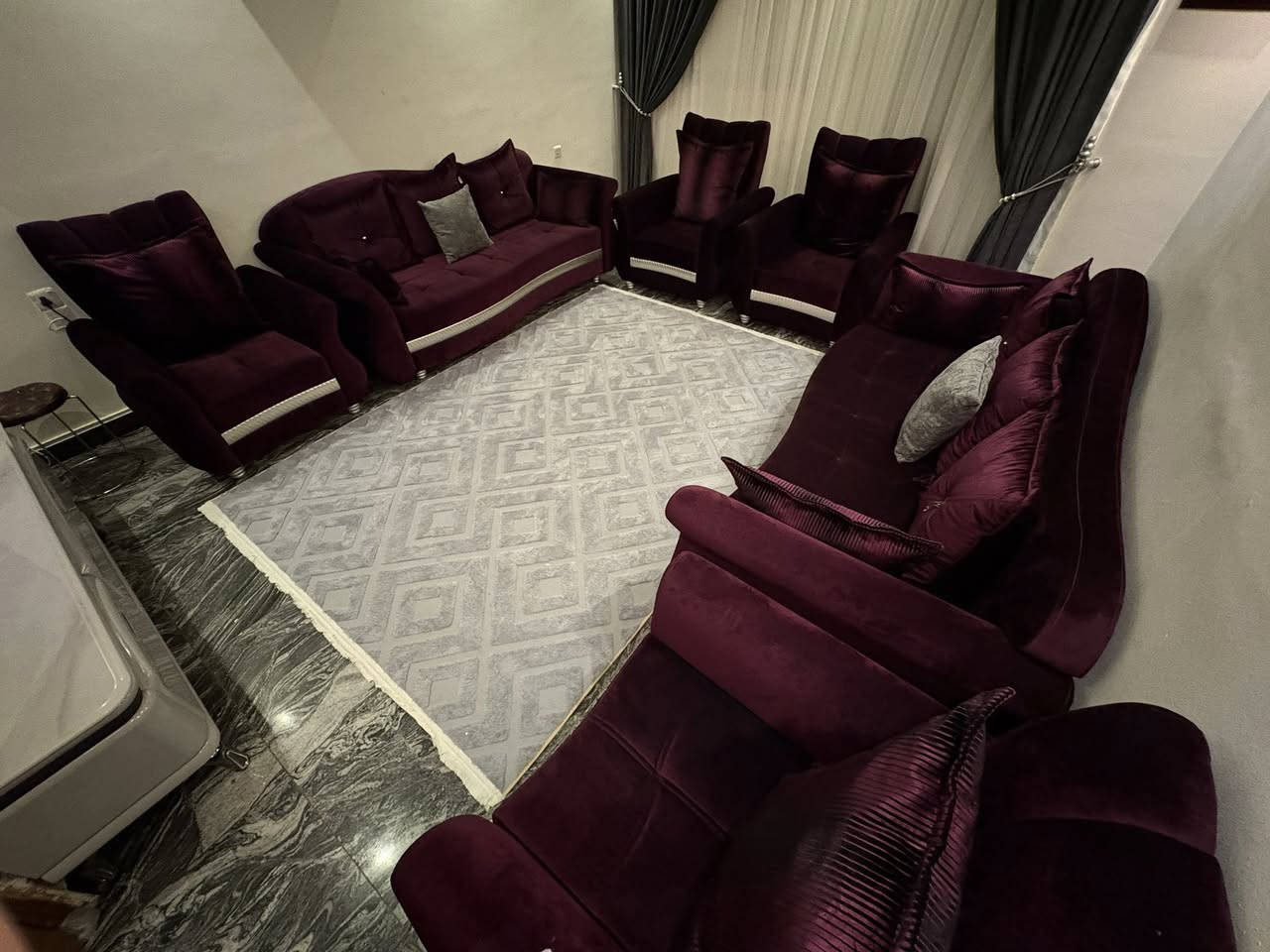 للبيع تخم جديد مستعمل قليل جدا نضافته 100‎%‎100 عشر مقاعد لون عنابي
المكان بغداد حي الخضراء
*********** السعر 850 وبي مجال
