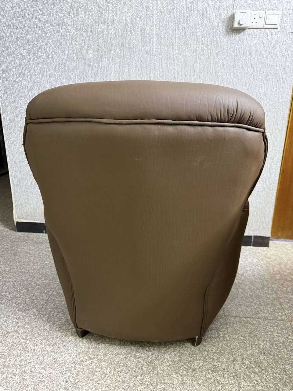 السلام عليكم
كرسي جلد 
الطول ١٠٠ سانتيمتر
العرض ٩٣ سانتيمتر
المقعد ٥٣ سانتمتر
السعر ٣٠ الف

مكاني بغداد الغزالية

***********
اتصال مباشر او واتساب او ماسنجر
