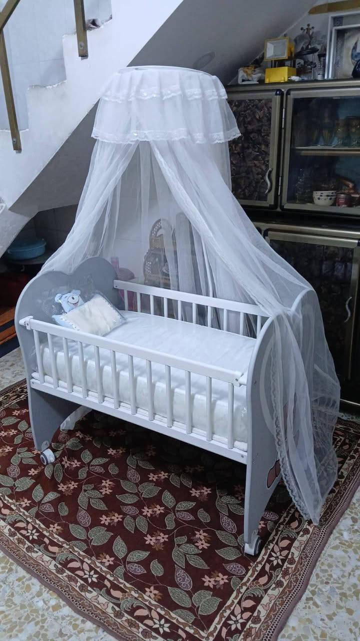 سلام عليكم شاب سرير اطفال للبيع
ما مستخدم جبته وما كاعد ويه الغرفه للبيع 
راح ابيعه نص سعره 40الف مكاني شعب 
***********
واتس اب هم موجود
