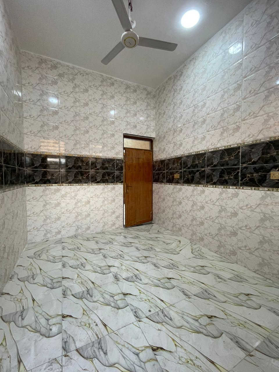 واسعد الله اوقاتكم بكل خير احبتي
***********
يتوفر دار سكن للبيع 

المساحه لكليه 100 متر مربع 

نوع العقار طابو زراعي عراقي 

سند ٢٥ ول مالك عراقي تتكاتب ويا ابوالطابو مباشرتا

يتكون من غرف نوم عدد 2
استقبال 
صاله
مطبخ 
 مجمع صحيات داخليه وخارجيه 

البيت كامل من جميع الملحقاته 
بناء جديد 2025

العنوان البصرة قضاء ابي الخصيب 

حمدان غرب مركز حمدان 

تبعد مسافة عن شارع حمدان 200 متر 
منطقة روعه جميع الخدمات ماي كهرباء شارع 10 متر 
السعر  65وبي مجال

للاستفسار لاتصال ***********
