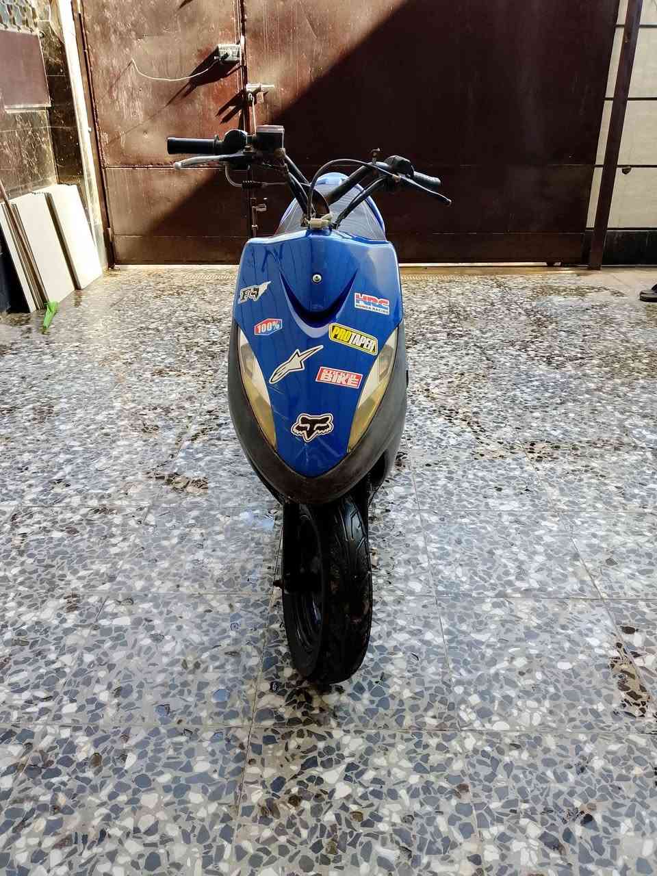 السلام عليكم ماكس عدله دراجه جديده شغاله سلف وهندر بس الباتري ضعيف مكينه خرسه  مامفوتحه تايرات جدد بيها صالنصه اف ام السعر 425 وبيها مجال العنوان تقاطع درويش البياع الاتصال ***********
