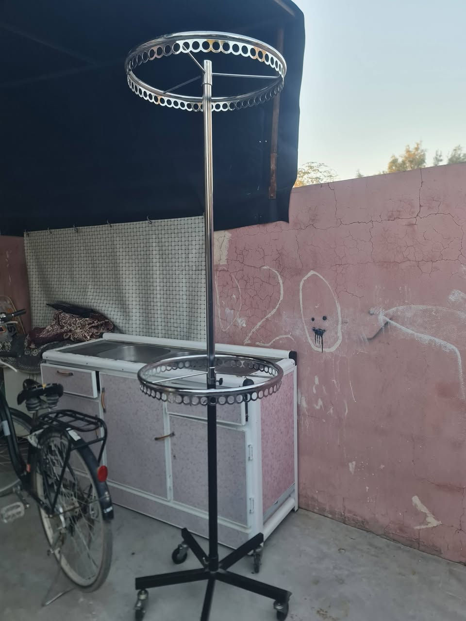 عارضة ملابس للبيع بسعر مناسب عندي توصيل كل العراق *********** .
