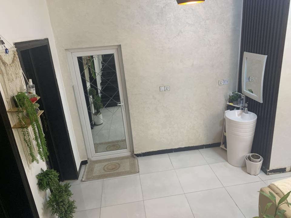 بيت في مجمع بوابه المثنى ٢٠٠م طابق واحد بناء  على ايدي  غرفتين صاله وبراني ومطبخ ومجمع صحي  مطلوب الى مصرف العقاري ٩٧ اقساط الشهري ٥٠٤ الف 
 السعر الكلي١٥٧ وبي مجال  الاتصال ***********
