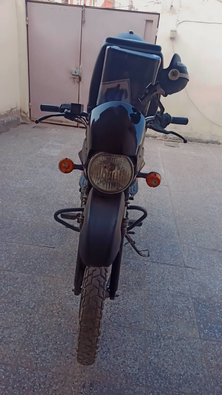 السلام عليكم دراجه بوكسر موديل 21 دراجه مجفته مره وحده واحد على واحد يم همام الفتلاوي كلها تعرف شغله الدراجه ما ناقصهة اي شي تجي تشغل وتروح الدراجه كلك كلك اعيد واكرر بس اذا تحب اكاتبك وين ميعجبك اضمنهة ما مبدل برغي واحد بيها السعر 650 وبيهة مجال بسيط العنوان حي العسكري كبل او الاتصال على ***********
