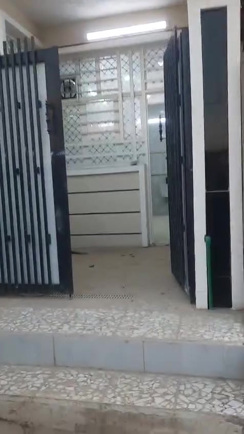 دار للبيع المساحة ١٠٠م على التبليط بناء حديث ٢٠٢٦
طابق واحد بناء طابوق دار مفول غرفه صاله استقبال حولي مطبخ منور صحيات بيتونه العنوان الدوانم شارع ابو الدوش 
بداية الشارع على التبليط الاتصال على الأرقام التالية 
***********
***********
