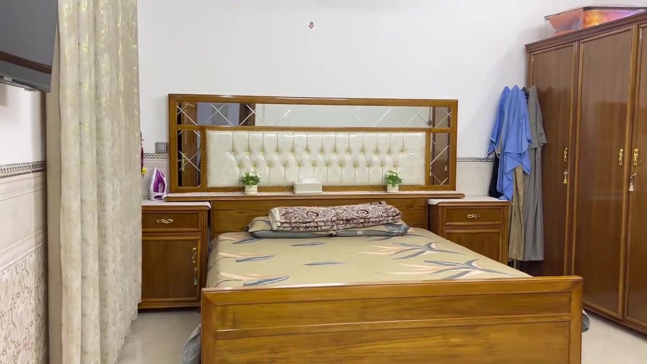 سلام عليكم الدار البيع مساحه 160 بناء حديث البناء كوله بلوك موقع الجمعيه الثالثه قرب دايره المجاري سند زراعي لاستفسار عله الرقم ***********
