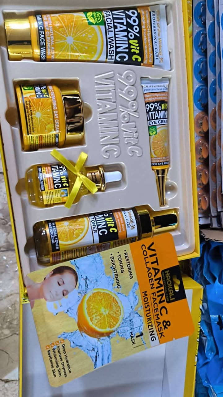 المكونات الأساسية: يحتوي على فيتامين C بنسبة تركيز عالية (مكتوب 99%)، بالإضافة إلى حمض الهيالورونيك (Hyaluronic Acid) لترطيب البشرة.
​الوظيفة: يعمل على تفتيح البشرة، تقليل ظهور النمش، ومقاومة علامات التقدم في السن (Anti-aging).
​محتويات العلبة: تضم عادةً (غسول وجه، تونر، سيروم، كريم وجه، وكريم عين).


**إذا كنت صاحب هذا الإعلان وتريد حذفه لأي سبب، رجاءا أرسل رسالة إلى الدعم الفني**