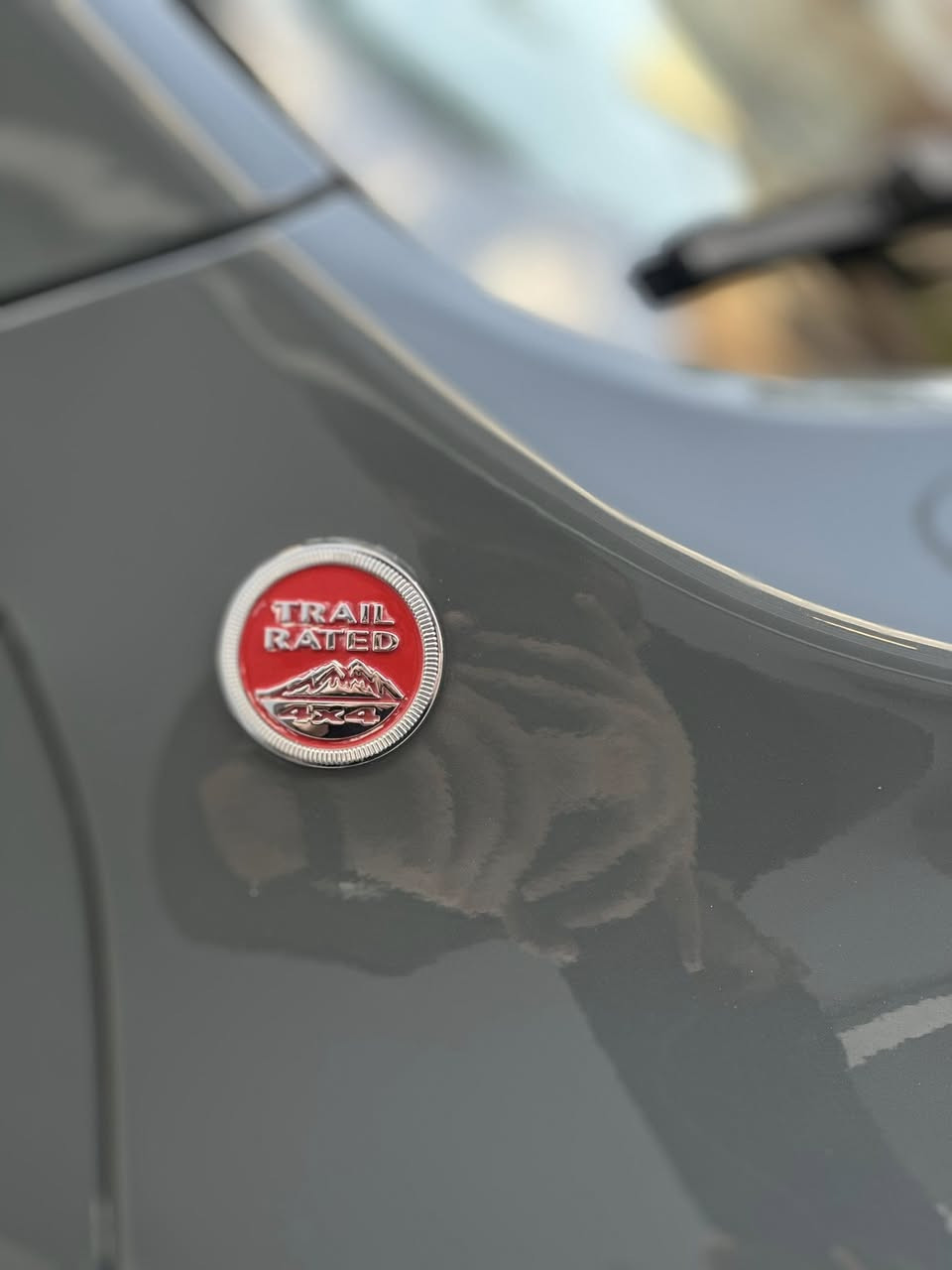 سلام عليكم ، جيب رينجيد 2018 ترال هوك اعلى فئة …. 
محرك 2400 المرغوب … كير 9 نمر .
قطعتين صبغ .. داخل احمر مطعّم وية السيارة ، محرك قبل 4 اشهر مبدلة جديد مال كصة والفيديوهات موجوده ، حادثها جاملغ وباب جهة السايق ، صدرها ممتاز محركها ممتاز كيرها ممتاز كهربائياتها شغالة كلها ، مواصفاتها معروفة .. 
كرسي كهرباء ، كامرة ، كراسي تدفئة ، شاشه اعطال ، وقياس ضغط الاطارات ، وبيها كلشي يحتاجه السايق ، مناقصها شي السيارة نظيفة شوفت عينكم … 
السعر 121 وبيها مجال .. 
مكاني بغداد الاعظمية / ***********
