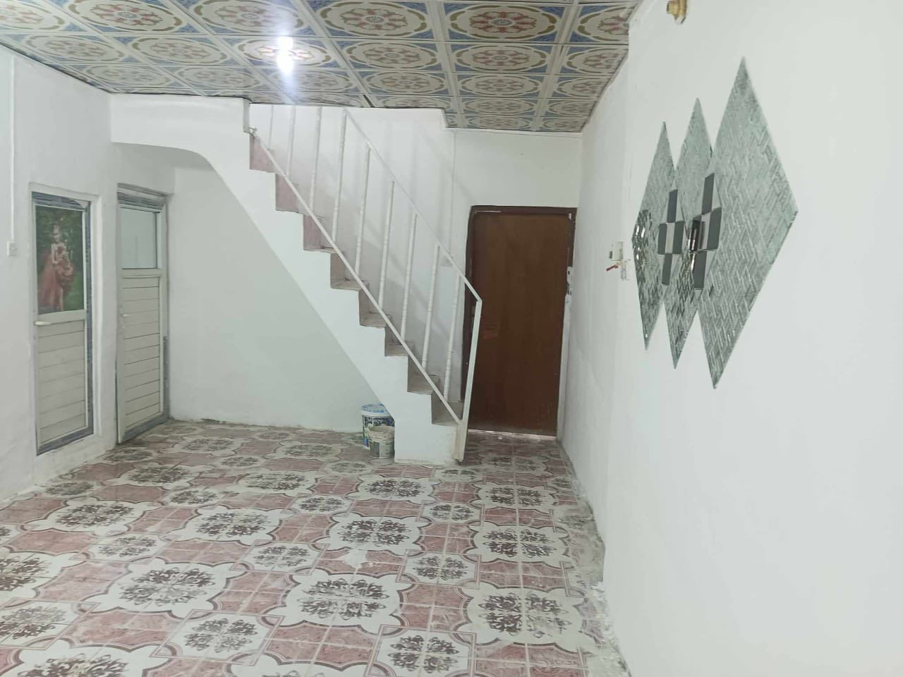 للبيع بيت 100 متر طابو صرف خلف شارع الجامع مباشرة حي ميسان يحتوي على غرفة وصالة ومطبخ و استقبال و صحيات داخلية و خارجية و طارمه السعر 88 وبي مجال للاستفسار اتصل ***********
