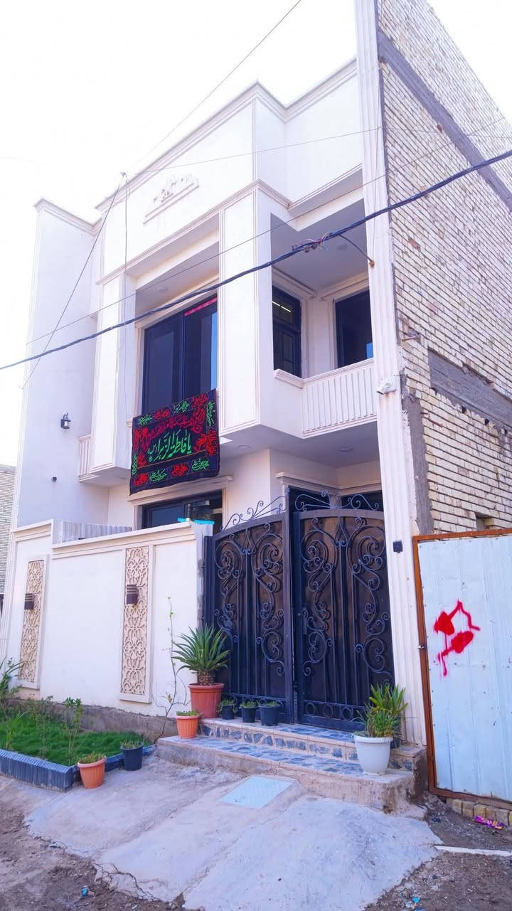 السلام عليكم بيت لبيع المساحه 150 متر٫50 7 في 20بل الرواد الحاكيه يحتوي البيت على 6 غرف نوم واستقبال ومطبخ وحولي ثنين مع 3 صحيات البيت فول كله ديكورات ولاساس رفت  بناء 2025 منطقه كامله خدمات نقص فقط التبليط بشهر 8 لو 9 كامله الاستفسار الاتصال أو واتساب ***********
