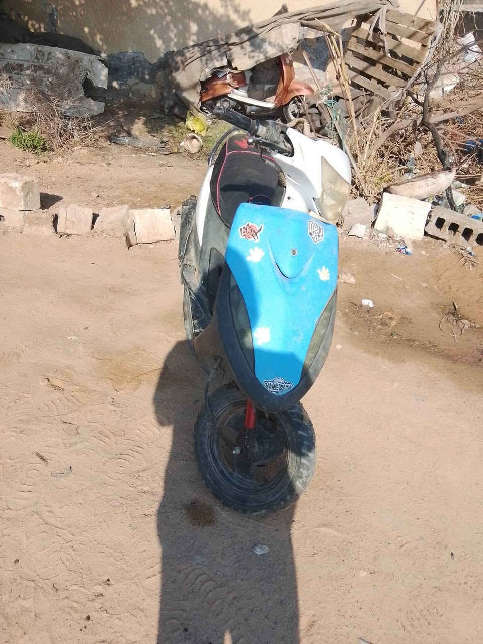 السلام عليكم شباب دراجه ماكس للبيع متروكه سعره 250 كوم حديد شغاله بس بيع كوم حديد نقصه قبق هندر وصوندات بنزين مكان كربلاء الحزام الخظر ***********
