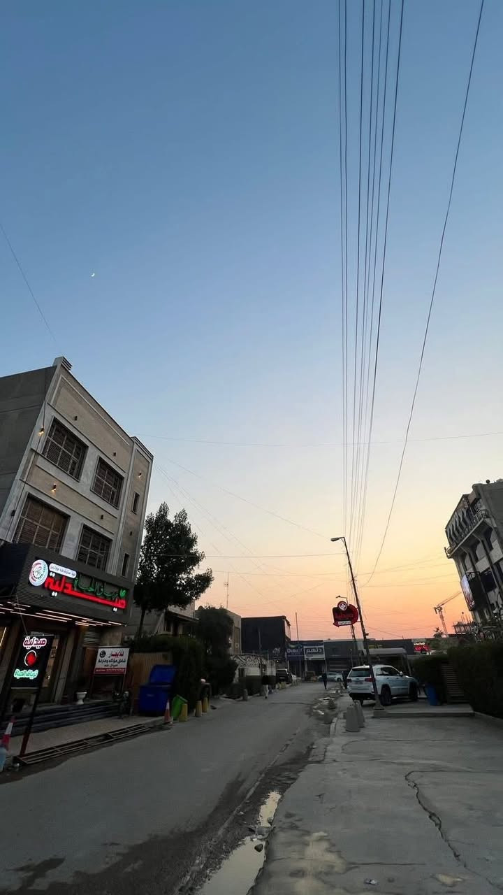 � فرصة مميزة للاستثمار – دار هدم للبيع

📍 بغداد – زيونة / محلة 714
على شارع تجاري مميز

🔹 الموقع يقع في أحد الشارعين المؤديين إلى تقاطع ملعب الشعب
🔹 بالقرب من شارع مطعم ويست برجر وعند دخول الفرع مباشرة
🔹 العقار في بداية الشارع (موقع واضح ومميز للنشاط التجاري)

📐 المساحة: 380 متر مربع
📏 الواجهة: 12 متر
📏 النزال: 33 متر

🔸 توجد كسرة بسيطة في الأرض كما موضح في المخطط.

✨ الموقع مناسب لإنشاء عمارة استثمارية أو مشروع تجاري بسبب الحركة العالية وقربه من الشارع الرئيسي.

📞 للاستفسار:
المهندس للوساطة العقارية
***********

#المهندس_للوساطة_العقارية
#للبيع
#عقارات_بغداد
#المنصور
#الجادرية
#القادسية
#الكرادة
#بيع_شراء
#العراق
#بغداد
#بغدادالبياع
#زيونة
#زيونة_714
