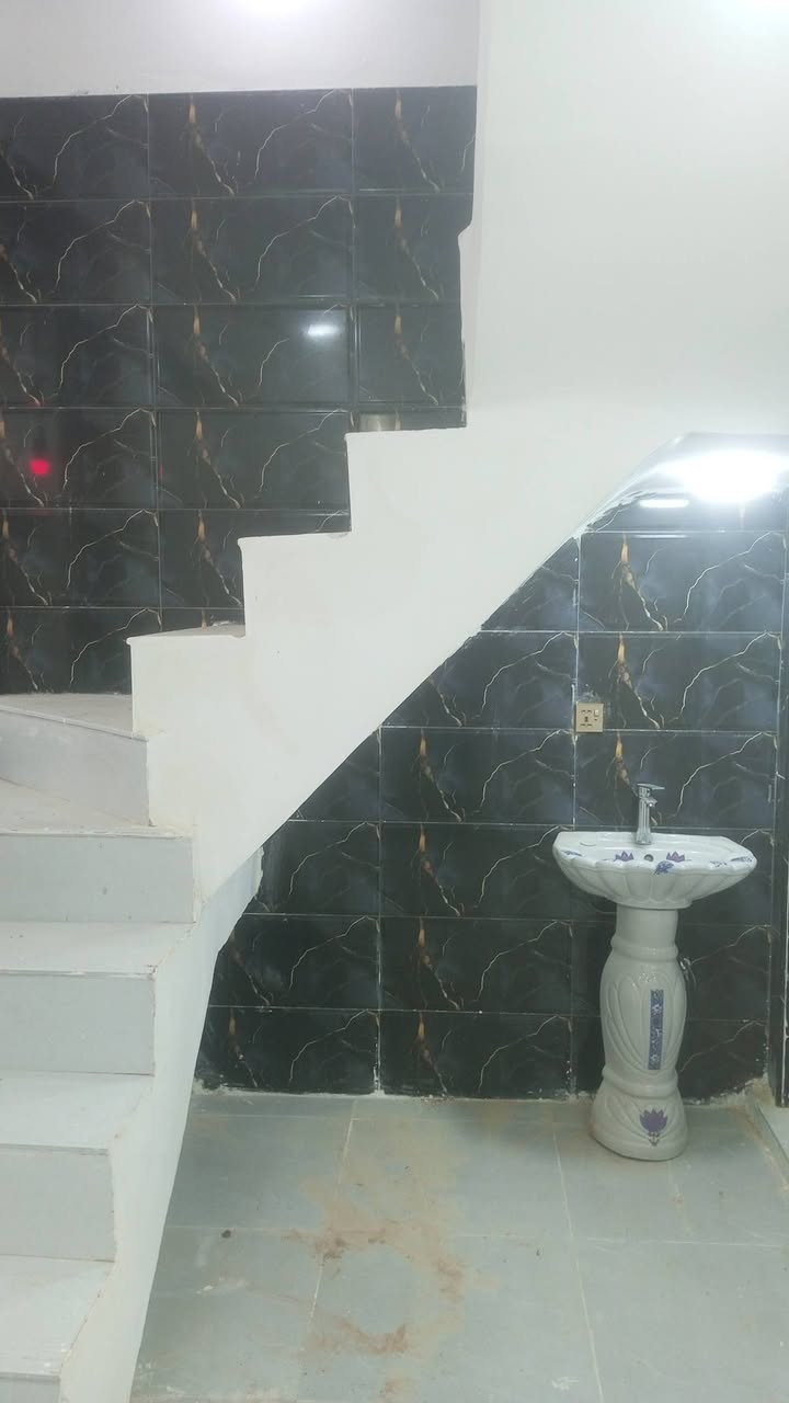 دار مساحه 50 متر مقابيل قريه الغدير عمود 321 شارع الصب وتنزل بفرع بعده ممسكون طابو  زراعي سند 25 منطقه حلوه وهادئه سعر 22 بناء حديث وصب كونكريت 
***********
