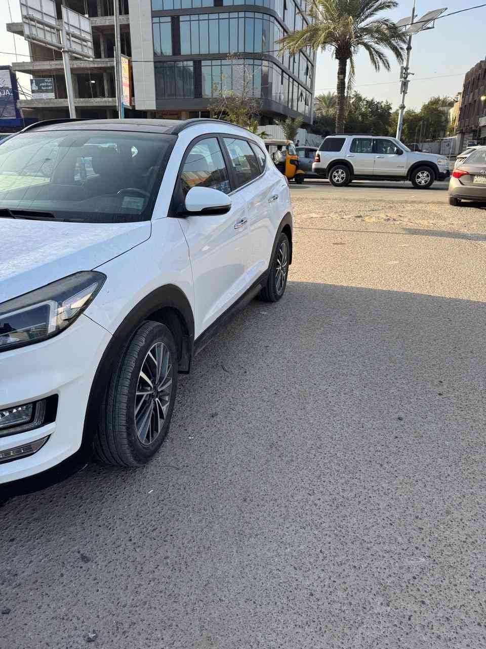 توسان موديل 2020
بنو رامه
فول مواصفات 
تحكم ستيرن
شاشه المس كبيره
كشنات كهرباء جلد
ماشي 97
 السياره بسمي تحويل ثاني يوم
السياره مكفول من كلشي بس بيه طخه  بصيطه بلبنيد شوي بل باب الخلفي شويه ولباقي كله مكفول

مكانه بغداد البلديات 
سعر للبيع 220 ورقه
بيه مجال 
الاتصال ***********
