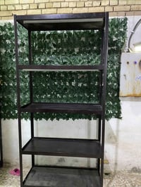 رفوف حديد • قاعده خشب ثقيل • ٢م × ١م × ٣٠سم