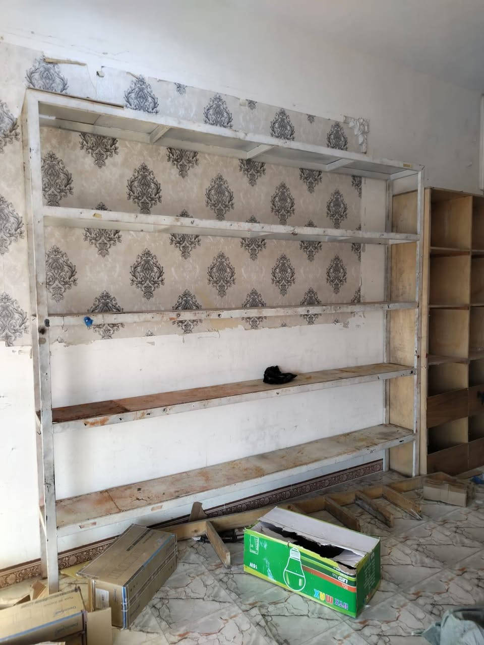 يوجد لدينا رفوف مال انشائيه و كهربائية اضافتاً الى كامرات.
العنوان: الرمادي جزيره البذياب. 
التواصل: على الواتساب على الارقام ادنى .
***********
***********
