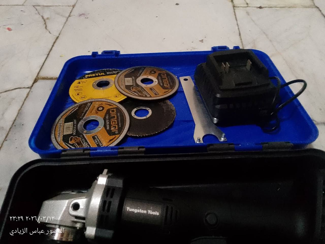 كوسره شحن جديده كامل ملحقاة بطاريه عدد 2/12V
يده +حمايه 
قرص حديد 2 
قرص تنعيم 1 
قرص شركه تجاري 1 
مفتحاها +شاحنه كبس 12 V 
 مع الحقيبه الكبس  
***********
ذي قار سوق الشيوخ كرمه بني سعيد
