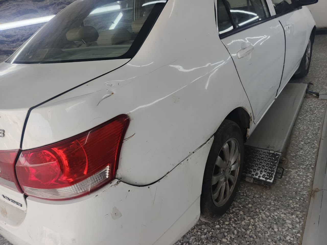 السعر 37 ورقة وبيها مجال 

🚗 *للبيع | بي واي دي G3 موديل 2013* 🚗

✅ موديل: 2013
✅ اللون: أبيض
✅ الرقم: بغداد ألماني - مشروع وطني - بأسمي 

✅ المحرك والكير: مبدل جديد مال كورلا

📌 الفحص والهيكل:
تبديل جاملغ أمامي
صبغ بداية البنيد فقط

✨ المواصفات (فول مواصفات):

✔️ تحكم بالستيرن
✔️ حساسات خلفية
✔️ شاشة
✔️ بصمة تشغيل
✔️ كشنات جلد
✔️ فتحة سقف
🔧 السيارة تعمل بحالة جيدة وجاهزة للاستخدام اليومي

💰 السعر: 37 ورقة وبيها مجال بسيط للجادين

📍 العنوان: بغداد / حي الجهاد
📞 للاستفسار: ***********
