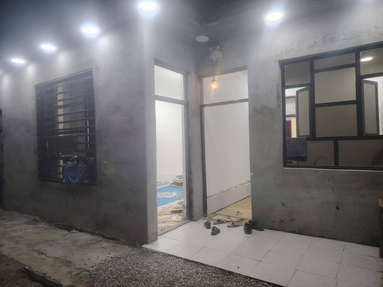 📢 للبيع نص دونم سكني يحتوي على مشتملين + بيت 300 متر
للبيع نص دونم سكني يحتوي على مشتملين + بيت 300 متر 
🏡 كل مشتمل: 150 متر
🔹 المشتمل الأول:
غرفتين نوم
صالة قياس 7x6.5
استقبال 
مطبخ حار / بارد 
حمام 
🏡المشتمل الثاني 
غرفتين نوم
صالة قياس 7x6.5
استقبال
مطبخ حار / بارد
حمام 
----------------------------
🔹 البيت ال300 متر
 هيكل كامل (يرادله فقط إكمال الأرضية + جص وبورك
4 غرف نوم
استقبال بمساحة 4×10 متر
صالة
مطبخ (حار/بارد)
حمام داخلي وخارجي 
✅ صب البيوت كامل
✅ مسقوفة ومسلطة بالكامل
✅ موقع ممتاز وقريب من الخدمات والأسواق
📍 العنوان: النهروان - قرية رسول، مقابل حسينية جعفر صادق، مجاور أسواق القمة.
📞 للاستفسار: ع الخاص


**إذا كنت صاحب هذا الإعلان وتريد حذفه لأي سبب، رجاءا أرسل رسالة إلى الدعم الفني**