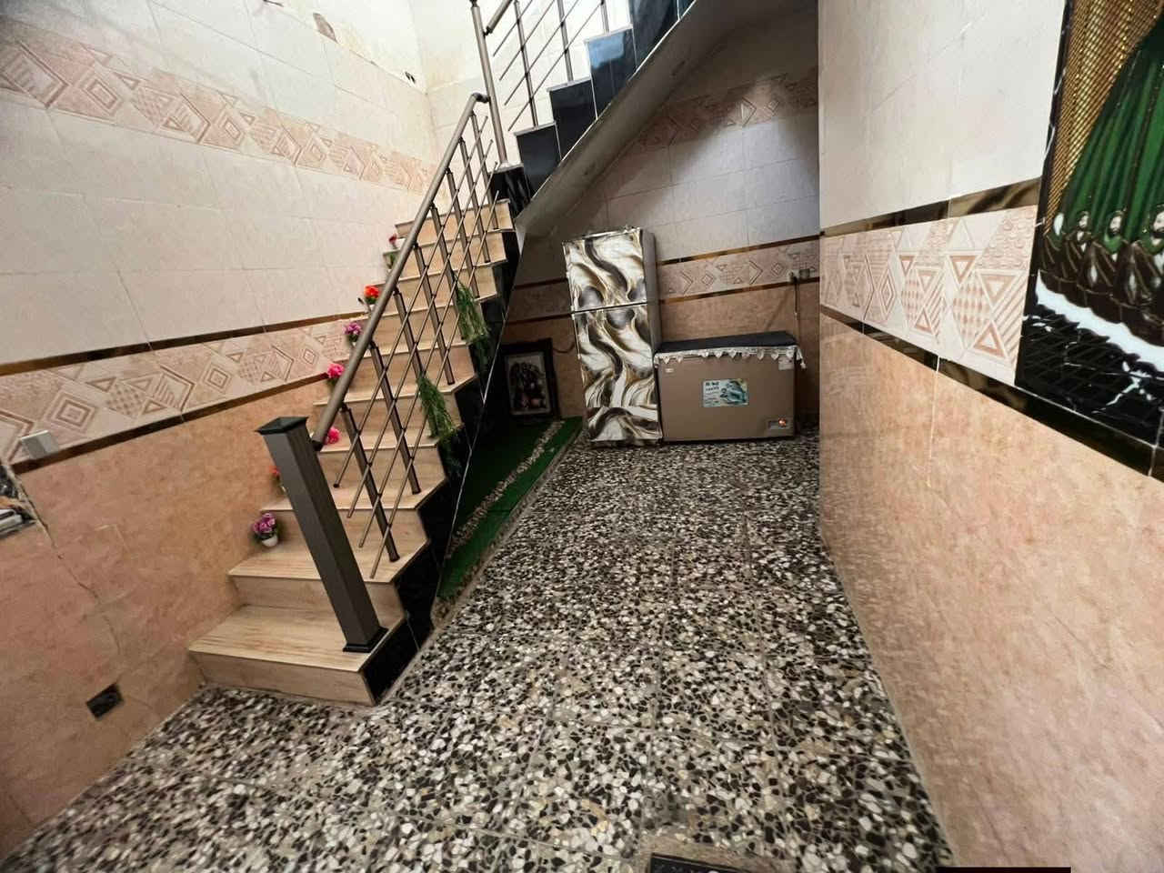 السلام عليكم اليوم عندي بيت طابق ونص متكون من غرفة نوم ومطبخ وصاله واستقبال وحمام تواليت  مع حمام تواليت خارجي مع غرفه وصاله بالطابق الثاني بيت طابوق مسلح المساحه ١١٢مالواجه ٧م والنزال ١٦م سند ٢٥.جسرديالى الجديد الكرغوليه قرب مطبعة ألوان الطيف يبعد عن الشارع العام ٧٠متر تفاصيل اكثر الاتصال على الرقم ***********بيه واتس وبالخدمه
