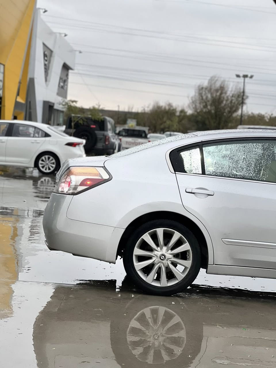 نيسان التيما 2011خليييجي
بدووون صبغ بدون جراااد فقط بارد سونار مرفق 
رقم وسنويه جديد2030 باسمي شرط تحويل وكاله 
مكينه وگير بشرط
مكان سياره كلار 
***********
