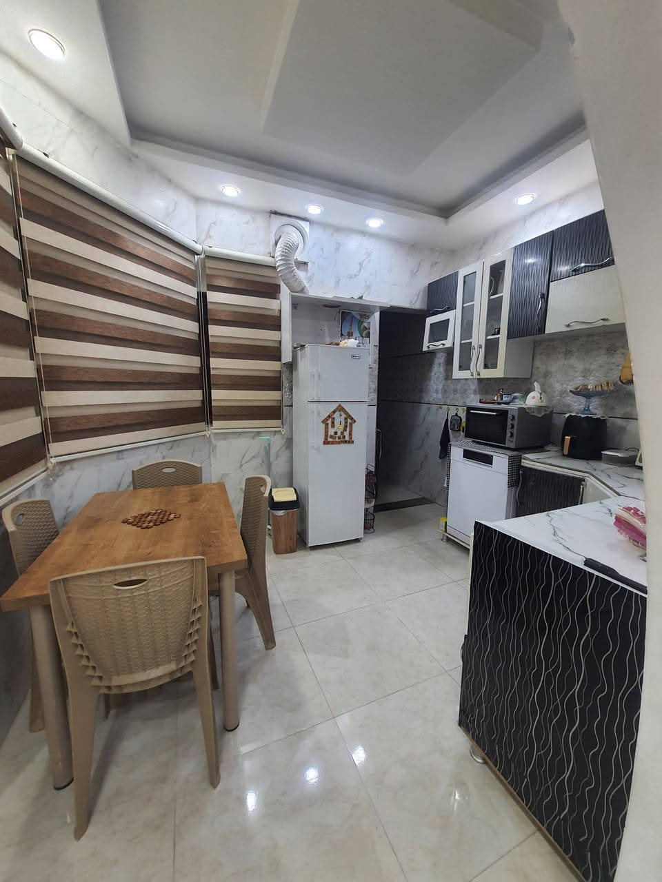 🏡بيت للبيع حي الفلاح الأولى🏡
مساحة  ١٠٠ متر 
واجهة ١٠ متر قبلة
بناء ٢٠٢٠ 
💥الطابق الاول (استقبال/هول/موزع/مطبخ بارد/مطبخ 
(حار/غرفة نوم/ مشتملات )

💥الطابق الثاني(غرفة النوم الاولى سويت مع هول / غرفة نوم الثانية مع بلكونة/ مشتملات)
نظام دكتات.
جمعية حمورابي كارت بلديه. التواصل على الرقم  ***********
