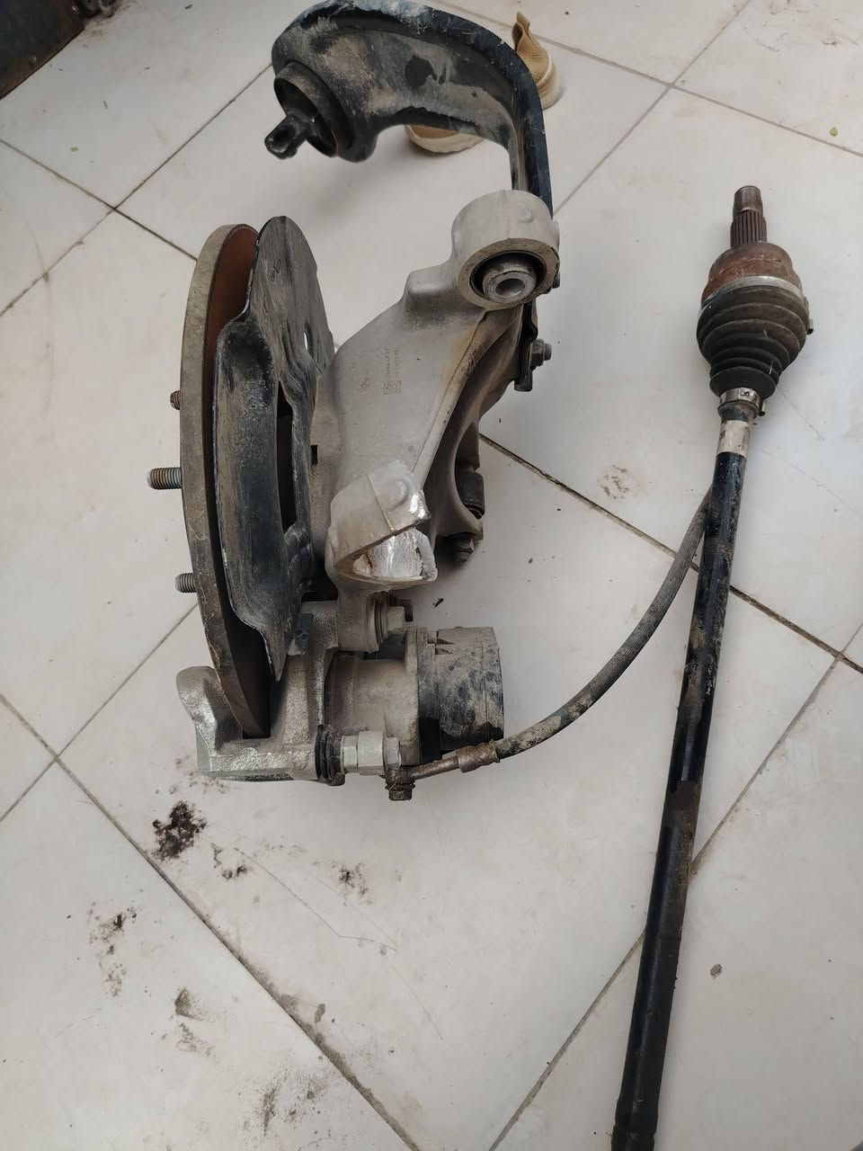 سطاب اكسن 23 توسان  فور ويل بانزين مع درايم شفت حاويه  سطاب كامل مكمل ماعدا الكسر المؤشر عليه ***********
