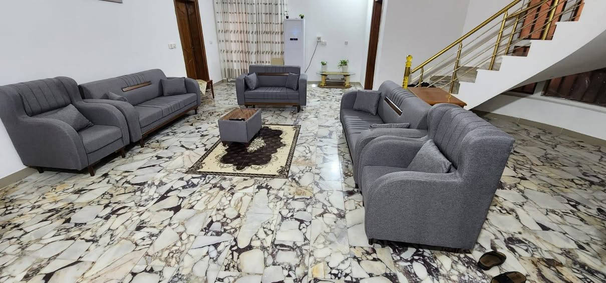 السلام عليكم عندي تخم جديد صار كم يوم اشتريتة تخم عراقي رصاصي وياهن 8 كوشات وطبلة وسطية والارجل خشب السعر 600 والاتصال على هذا الرقم ***********
