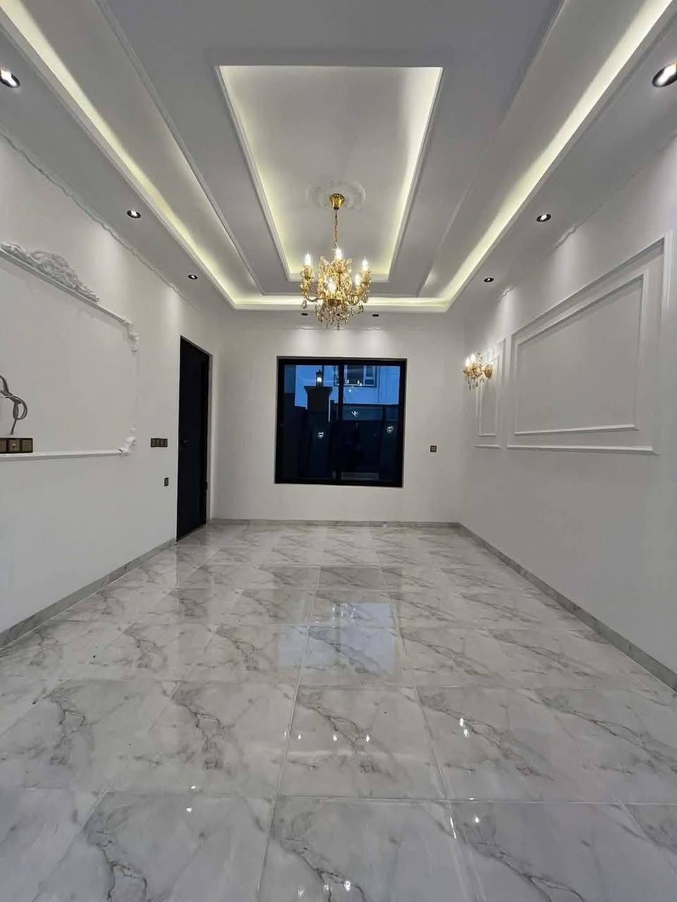 🏡 دار للبيع في حي السماح – الأساتذة
🔹 المساحة: 160 متر  
🔹 الواجهة: 11 متر  
🔹 البناء: حديث – سند طابو زهور (شرط تحويل)  
🔹 مكوّن من طابقين  
الطابق الأرضي:  كراج + هول + استقبال + مطبخ + غرفتين نوم (سويت) + صحيات  
الطابق الثاني:  4 غرف نوم (منها غرفة سويت) + هول + صحيات + بيتونة + سطح كاشي  
📍#مكتب_قصر_الامراء_العقاري 
 للاستفسار الاتصال على الارقام التالية 
*********** / *********** متوفر واتساب ايضا
