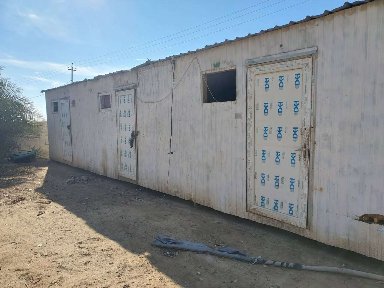 السلام عليكم للبيع كرفان المساحه طول ١٢ متر عرض ٣ونص العنوان بغداد جسر الفرنسي السعر مليونين ونص بي مجال رقم الهاتف ***********ابو سعد ***********
