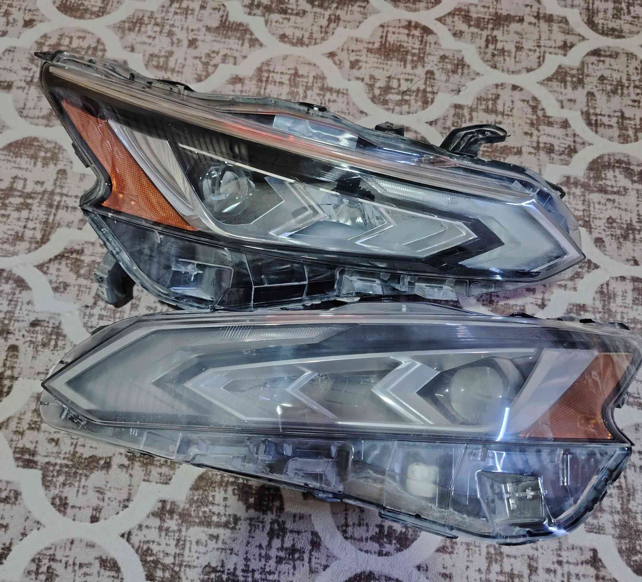 سلام علیكم 
زوج لایتات امامي نیسان التیما مودیل 2022 SV عدسه و لد الجهة السایق بلادي  ظهرها مكسوره یرادلها تبدیل جم قطعه مكسوره ویاها والجهة السكن تجاري بس بي زرف من جوه جام اثر برغي سریع ارید ابیعهم السعر 150 الف بي مجال .
*********** واتساب.
