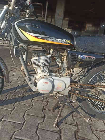 بەناوی خوای گەورە.
شوێن چوارقوڕنە 
ماتۆڕی ئێرانی مەکینە 125 نەکراوە بەشی سەرەوەی کراوەیە 2019 مەنەفێست 
ماڵی دۆستەو شتەکە دیارە 
مەکینە گێڕ کارەبایی بەشەرت .
*********** رانية
