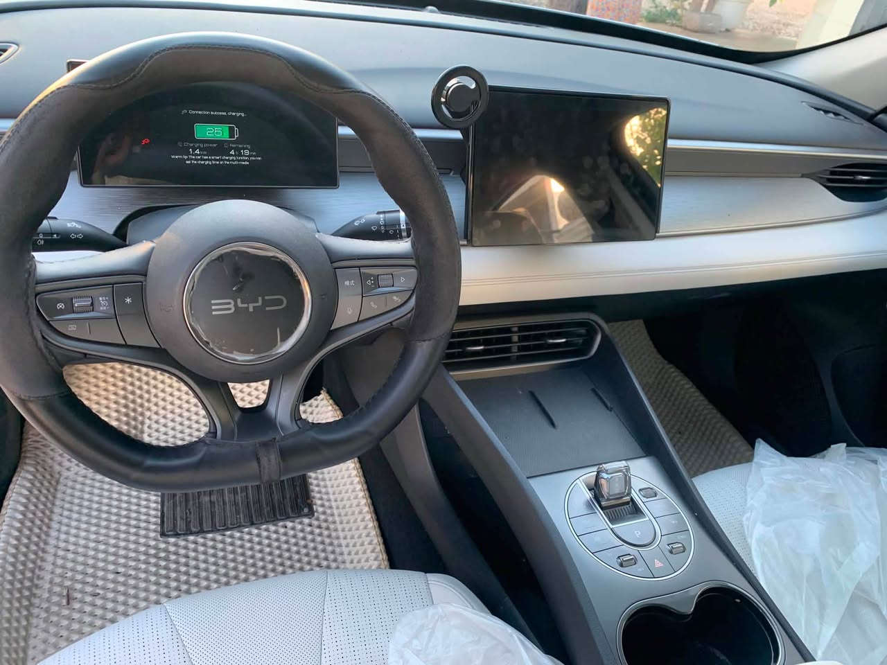 السلام عليكوم 👋

BYD SEAL 05

الموديل : 2025

اللون : ابيض 

السعر : 136$$

المسافة المقطوعة : 12000 KM

حجم المحرك : 4 سلندر ( 1،5L )

محرك هجين ( بانزين - هايبرد - كهرباء )

نسخة DM-i

سيارة مرقيم اربيل 

المواصفات : 

بصمة - كارت 

بصمة تغشيل عن بعد

بصمة باب

ويل كب كروم اسود

لايت زينون

اشارات ليد

اشارات مري

شاشة لمس

كشنات جلد لون ابيض

كير شكل جديد ( شخاطة )

هاند بريك اوتوماتيك

كاميرا خلفية

حساسات خلفية

وبقية المواصفات المعروفة 

سعرة 136 $ بي مجال 

العنوان : 

اربيل 

للاستفسار والاتصال على الارقام التالية :

*********** ☎️ أربيل, العراق
