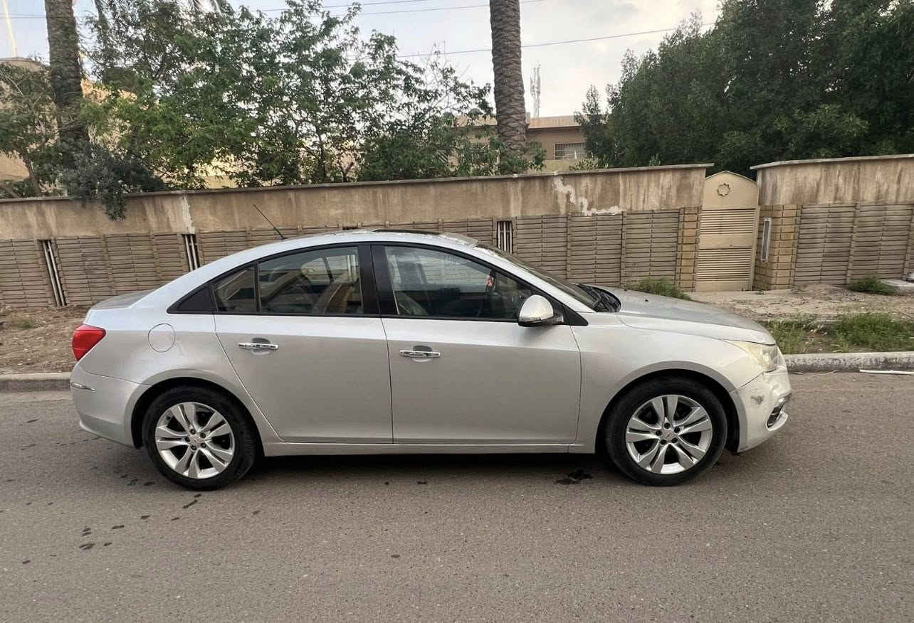 • شوفرليت كروز خليجي 2016
- اعلى فئة LTZ فول مواصفات 1/1
- محرك 1.8 دوش، اقتصادي، جديد
- كير أوتوماتيك AT
----------------------------------
_المواصفات:_
- فتحة سقف
- بصمة 4 أبواب + بصمة تشغيل
- حساس خلفي 
- ⁠اشارة + رادار بالمري
- كشنات جلد بلاد
- كامرة + شاشة
- تبريد + تدفئة شغالات
- نظام صوت ممتاز
- ويل كب اصلي
- نظام ABS
- تحكمات ستيرن
----------------------------------
- صبغ: باب السائق+ باب خلفي 
- رقم بغداد دولي سنوية ب أسمي
----------------------------------
_الموقع: بغداد_
_للتواصل: ***********
