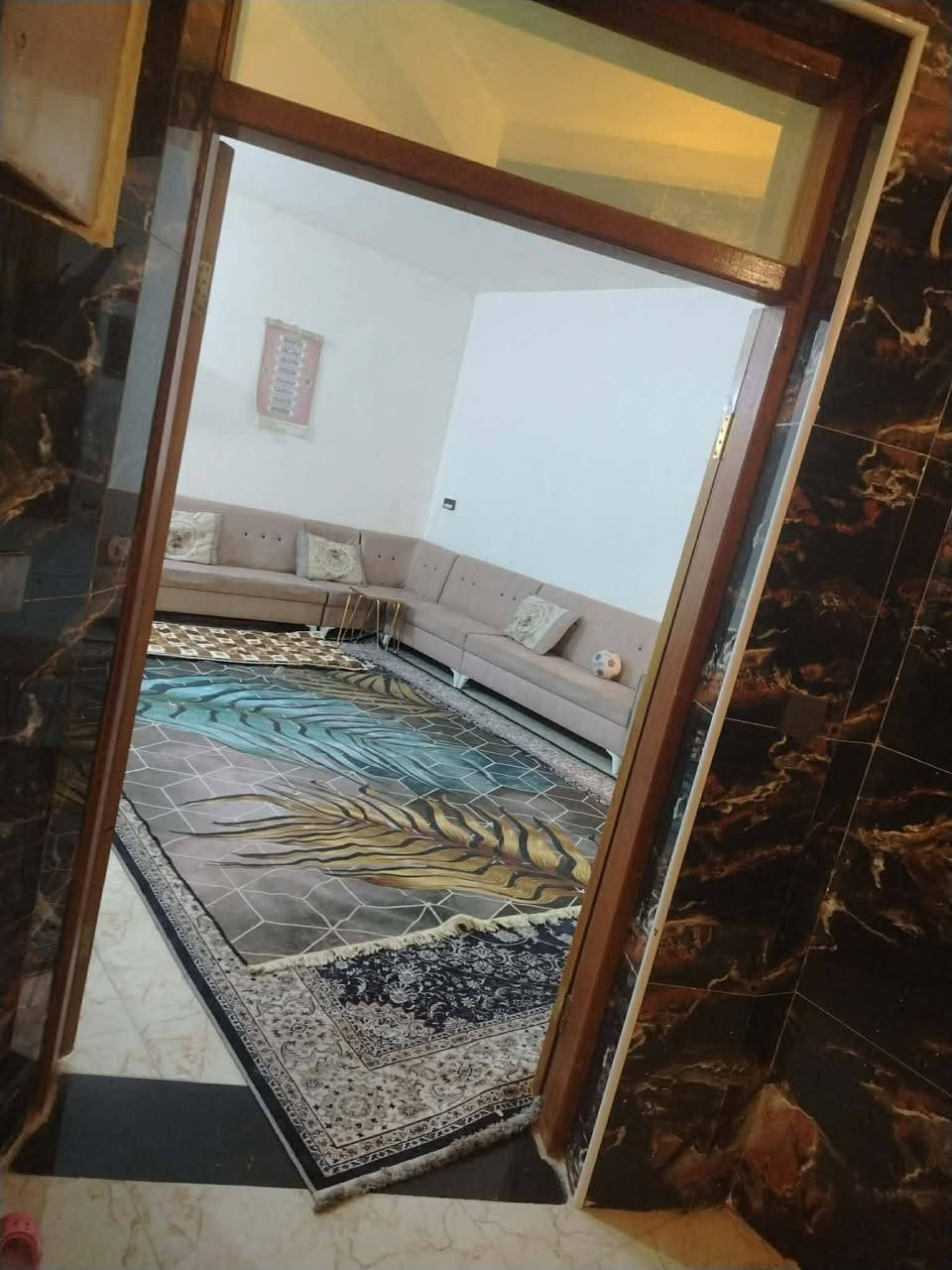 السلام عليكم

بيت 🏠 الايجار حي الجزائر 

مساحته ١٤٠ م واجهه مترتين 

مدخل 

استقبال 

صاله كبيره 

وغرفه 

مطبخ 

حمامات ٢

مناور ٢

الاستفسار ***********

***********

او مراجعة مكتبنا الكائن الجزائر شارع المطاعم قرب صيدليه عالم الدواء اذا ارت بيع عقار او بناء او ترميم ماعليك فقط مراسلتنا 

المطور العقاري
