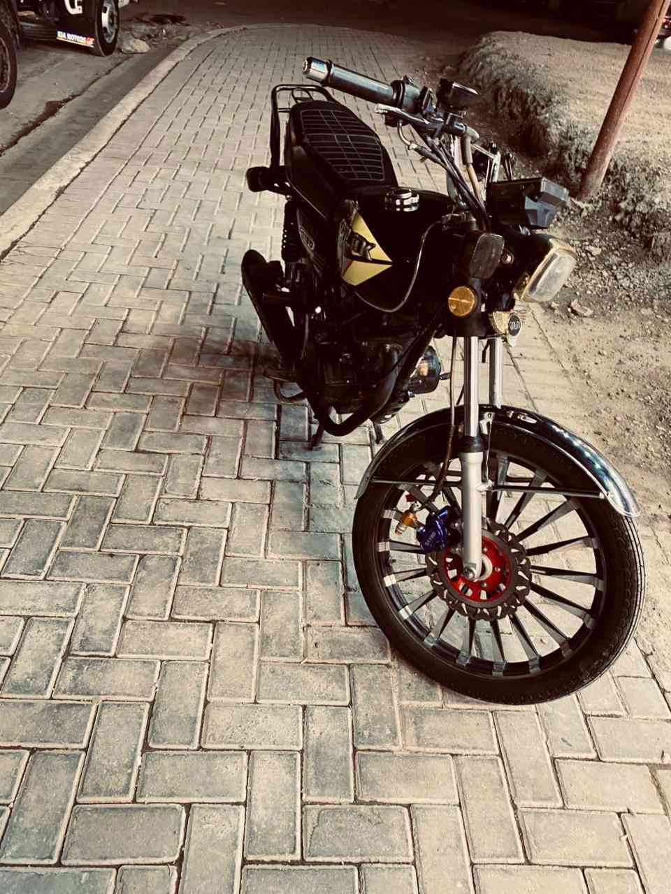 السلام عليكم دراجه أيراني للبيع
مديل ٢٤ دراجه نضيفه نضافتها٨٥٪؜ دراجه نضيفه بس عوزها ترتيب تايرات امامي وخلفي جدد جبلي بكره زنجيل جديده مكينه مكفوله بيها شخط بل تانكي فقط بصمه تشغيل عن بعد أي استفسار اتصل عله الرقم 
***********مكاني بغداد سبع قصور السعر ٥٥٠ وبيها مجال للطيبين
