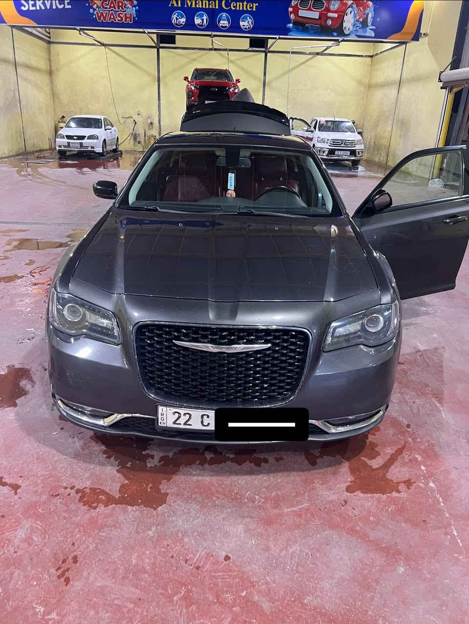السلام عليكم 
للبيع | كرايسلر (اوباما) 300 Touring موديل 2018 🇨🇦

✅ الفئة: Touring
✅ موديل: 2018
✅ وارد كندي (جاية من أمريكا كلين)
✅ محدثة S (واجهة ولمسات S تعطيها شكل رياضي أجمل)
✅ الممشى: 360,000 كم (حوالي 223,700 ميل)

المواصفات:

✔️ شاشة Uconnect لمس.
✔️ كاميرا خلفية.
✔️ تشغيل بالبصمة (Keyless Go).
✔️ تشغيل عن بُعد (Remote Start).
✔️ مقعد السائق كهربائي.
✔️ مثبت سرعة وتحكم من الدركسون.
✔️ تكييف ثنائي المناطق.
✔️ ويلات عنكبوت رياضية سود أصلية.
✔️ إنارة LED ونهارية.
✔️ صالون واسع ومريح مع شنطة كبيرة.
✔️ ثبات ممتاز وراحة عالية بالسفر.

ملاحظة بكل أمانة:

🔹 السيارة جاية من أمريكا كلين، وداخل العراق صار بيها صبغ 4 أصابع بالجاملغ الخلفي جهة السائق فقط.

رقم الشاصي (VIN):
2C3CCAAG8JH291886

السيارة جاهزة للفحص بأي مكان يختاره المشتري، والفحص خير دليل.

📞 للجادين فقط. ***********,,,***********
الله يبارك لصاحب النصي
