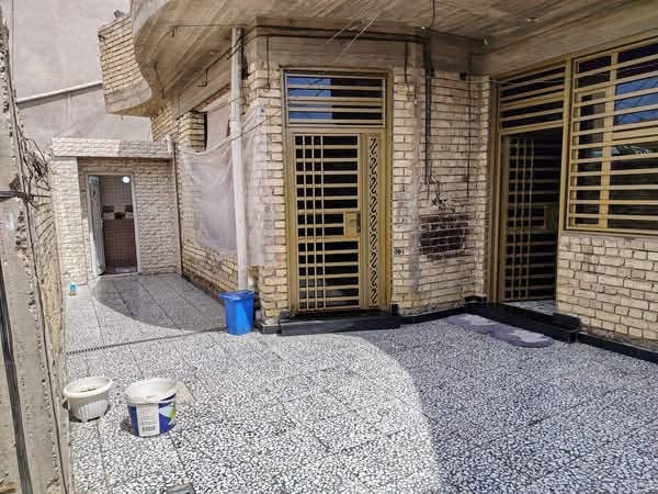 السلام عليكم بيت 212متر واجهة 12ونص نزال 17 بيه 2غرف نوم وصاله واستقبال  مطبخ كبير 3 حمامات 3مناور زراعي سند 25منطقه البلديات قرب جامع الجوادين خلف المرور الاتصال على الرقم ***********
