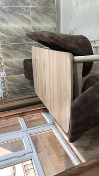 طاولة و٤ كراسي • للبيع مستعجل