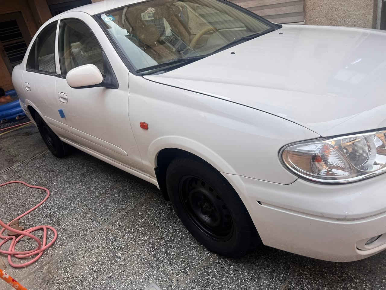 نيسان سني ٢٠٠٩ ياباني قبق ابيض السياره جديده كلش ترايها يخبل بدون اي نقص بيها طخه كلش بسيطه بدايت القفل مال بنيد مكفوله من اي داخل كفاله عامه بدلت البنيد وصار بيها صبغ عله كد الي مصورهن موجودات عندك غير هذا كله مكفول صدر تبريد كير محرك مامفتوح بيها برغي والسياره بسمي رايدها ٩٠ وبيها مجال كلش قليل هزه جديده ورقم نكليزي مكانها حي تونس ***********
