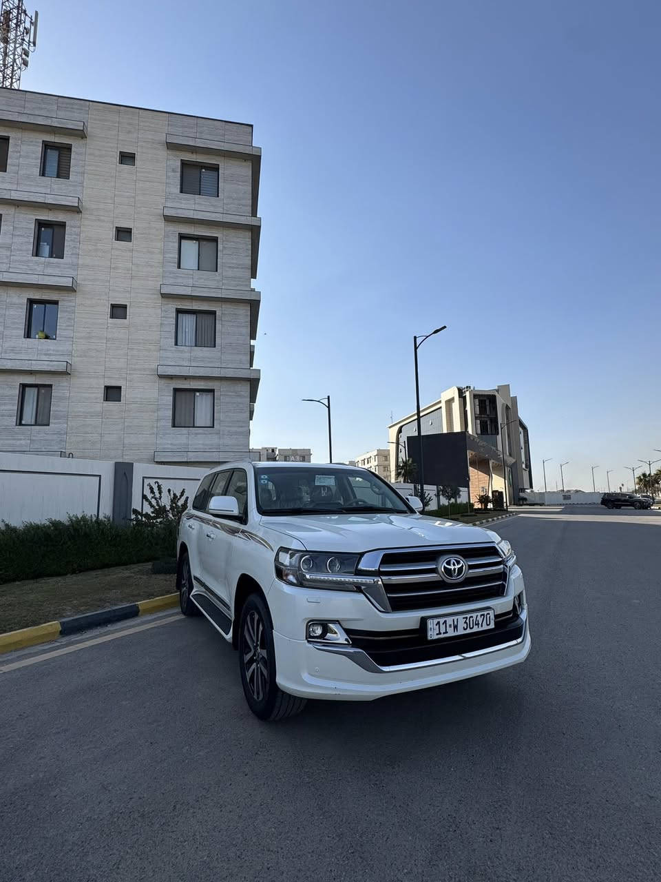 سلام عليكم لاندكروزر موديل 2019بريم فول مواصفات معروفة مواصفاتها  ماشية 100الف والسيارة مكفولة كفالة عامة من كلشي شرط الفحص والسونار رقمي بغداد الانكليزي بأسمي مكان السيارة بغداد السعر550 للاستفسار ***********
***********
