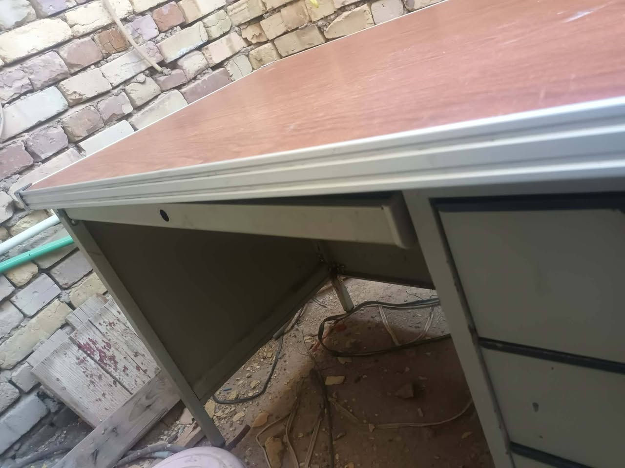 ميز مكتبي للبيع السعر 40 وبيه مجال قليل، للاتصال ***********
