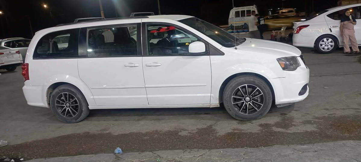 دودج كرفان
لون ابيض

داخل اسود 
كشنات سياحي  

رقم بغداد باسمي

حادث امريكا باب وجاملغ جهة العبري الخلفيات مصبوغات كلير 

حادث العراق  جاملغ امامي وخلفي جهة السائق اثر حادث دراجة وباب سلاييد جهة السائق مبدل نفس اللون والاصلي موجود

***********

بيع ومراوس شعندك نزل /السيارة موديل 2015
