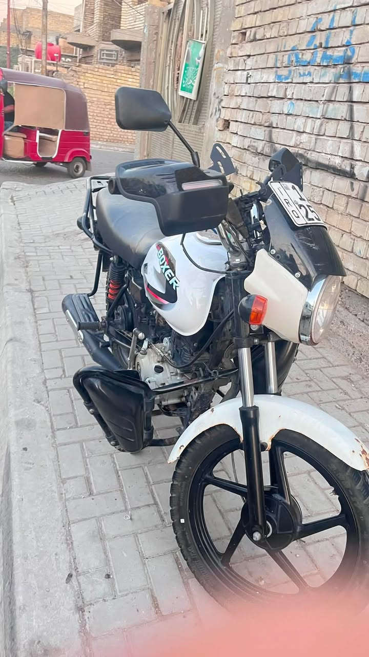 سلام عليكم بوكسر كلاسك ٢٢ دراجه  < رقم بغداد > نضيفه عيبها شاصي وراجع بلادي موجود بالصور عنواني بغداد العبيدي  رقمي ***********  سعر ١٧٠٠ واحد وسبعميه وبيهه مجال ❤️‍🩹
ملاحضه بيهه نقوصات بسيطه
