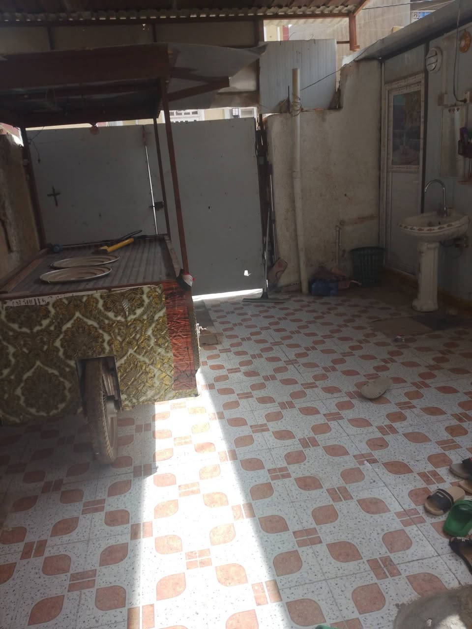 السلام عليكم بيت للبيع في ابو غرق حي الحسين قرب مدرسه حسن شحاته 
المساحه / 125 يحتوي البيت عله غرفتين نوم 
واستقبال وهول ومطبخ 
صيحات داخليه و خارجيه 
البناء ابلوك
رقم الهاتف ***********
