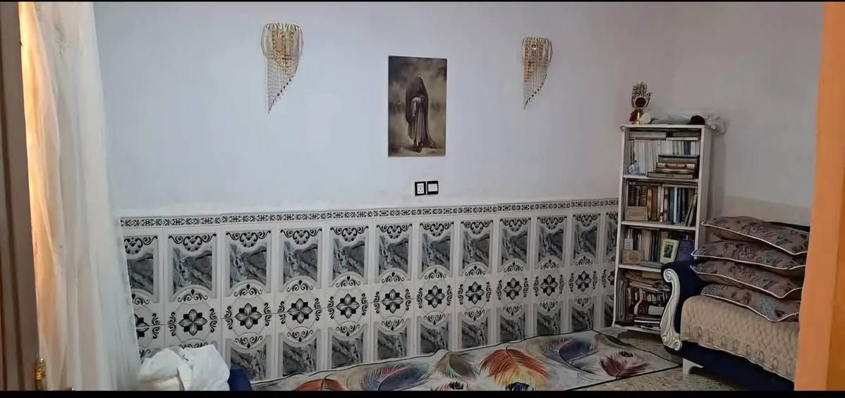 السلام عليكم 
بيت للبيع المساحة 
(١٠٠) واجهة ٥ والنزال٢٠ 
يحتوي البيت على كراج واستقبل وصاله وغرفة نوم وخدمات صحيات 

البيت بمستوى الشارع 
البيت سيراميك ابياض كله كامل 
السطح اشتايكر 

المكان البلديات تقاطع الكهرباء قرب اسواق رمانة 

السعر (٩٠) 
التواصل ***********
