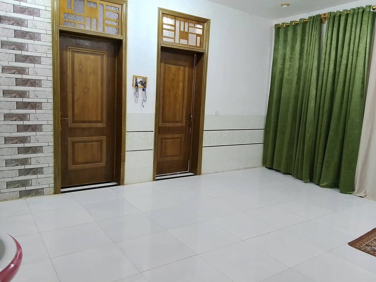 دار للبيع ركن على شارعين ثاني بيت عن التبليط مساحه 150م واجها 10نزال15طابقين الطابق الاول كامل الطابق الثاني غير مسقف درج خارجي
معزول عن الارضي
يحتوي على غرفتين وصاله ومطبخ واستقبال صحيات خارجيه وداخلية حي الحسين ع ابو غرق شارع البانزين خانه خلف اسواق العائله
للاستفسار ***********
